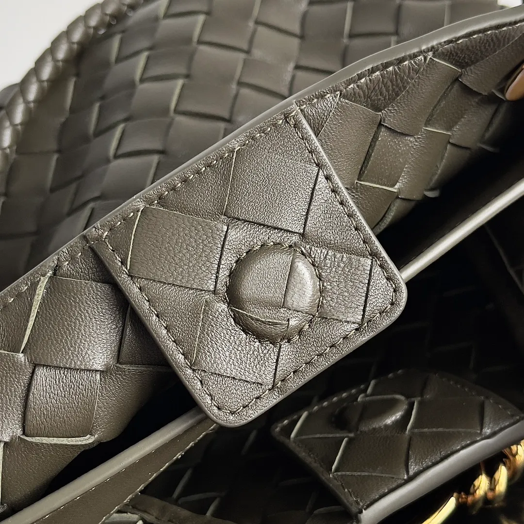 The 2023 new Andiamo batch of 1860 BV has been shipped‼ ️Really popular🔥The new Andiamo woven handbag launched by Bottega Veneta this season is really popular all over the world! ! Celebrities at home and abroad have worn it, and Oscar-winning actress Michelle Yeoh has taken it out on the street. Song Jia, Trai Yara, Yu Feihong, Sanji Ayaka, Rosie Hunting-Whiteley, Yoshioka Riho, etc. have all picked up this bag. It is classic and versatile, showing off its temperament, and the bag capacity is also large, which is very convenient for daily commuting! ! A variety of carrying methods, the shoulder straps can be adjusted by yourself, the original lambskin feels soft and delicate, and the neutral style is made to break gender boundaries and bring a more practical and longer-lasting use experience. Andiamo, which has both elegant and casual styles, perfectly interprets the true appearance of "fashionable old money style". Style number: 743568 Size: 25*22*10.5cm